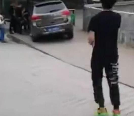 易烊千玺中考被粉丝围堵狂奔打电话求助，今年的高考粉丝很担心