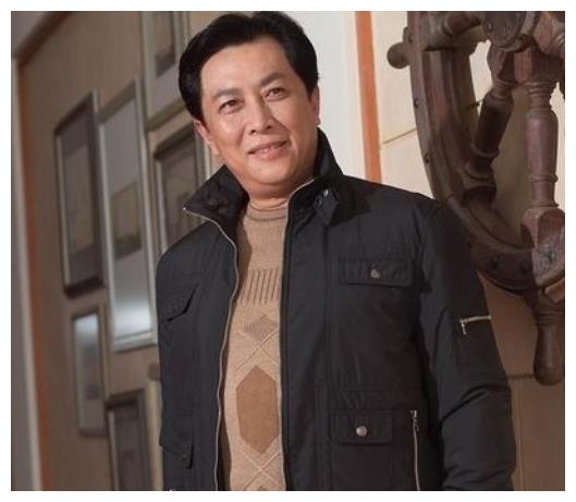 66岁唐国强近照，前妻离世与女儿产生的心结，如今原因终于解开
