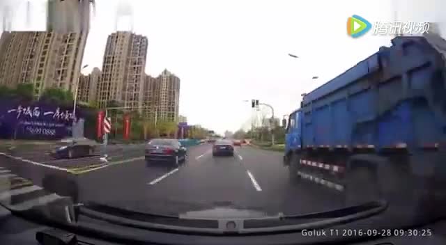 电动车机动车道与大卡车抢道，差点命丧车轮下