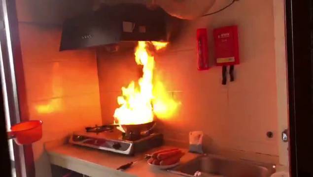 四川达州一市场发生火灾:明火再起现场灭火发