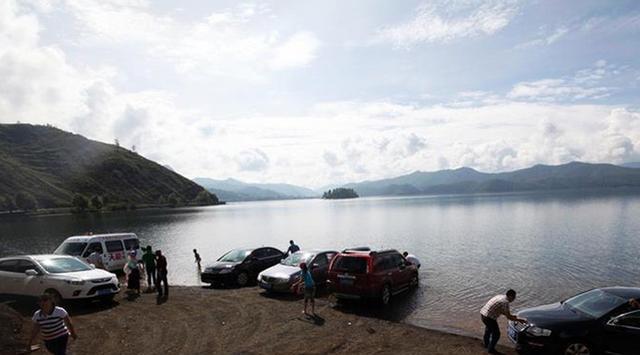 为省10元洗车费, 百万途锐在湖边洗车, 最终陷入湖里还被罚款