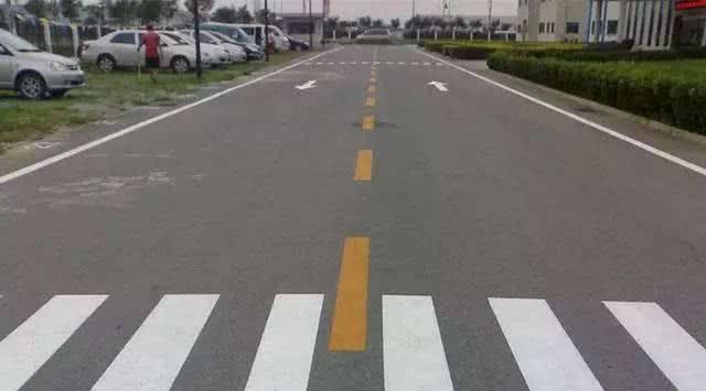 黄白实线虚线到底区别在哪儿？新手不知道，老司机都常罚款扣分！