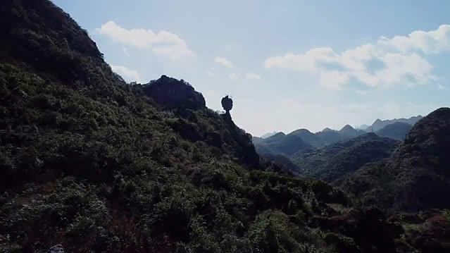 云南大山发现一像人头的奇石，头大脖子细，立于悬崖峭壁边-