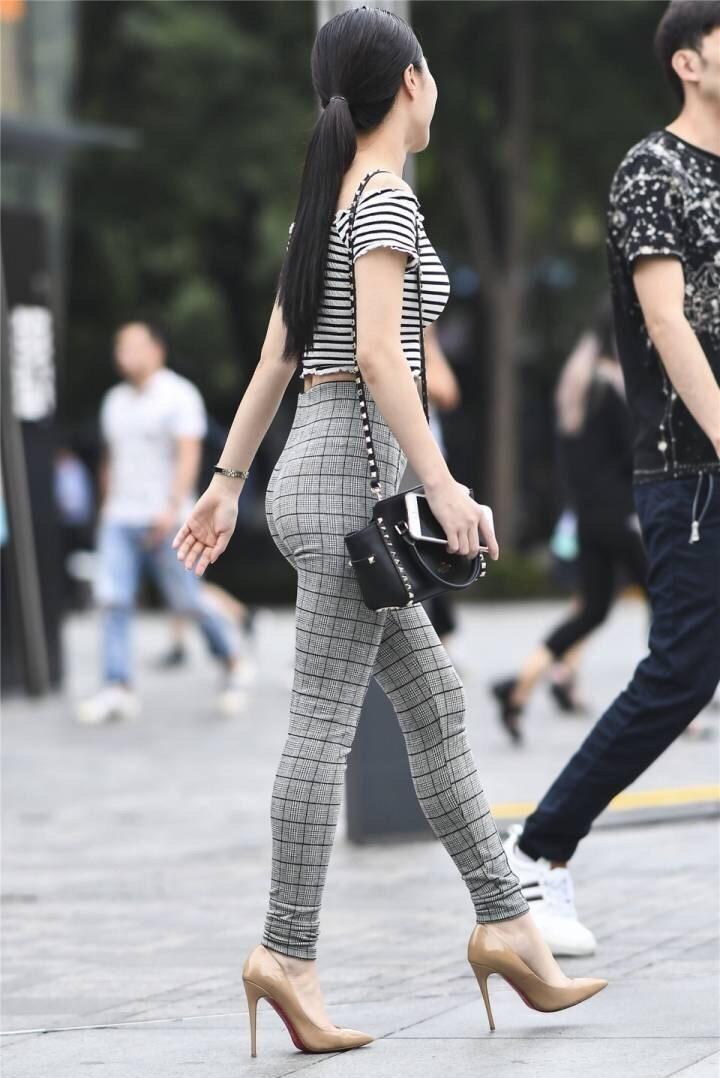 路人街拍: 如此肥臀, 忍不住多看几眼