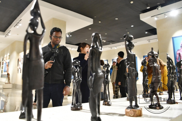 今天(12日)下午,是什么让海外大V们的脚步一慢