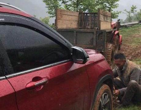 宝骏510提车后陷入泥坑，车主没面子：拖拉机都比这车强！