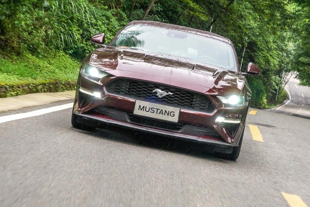试驾福特2018款Mustang！比老款多了4个挡真的能飞！