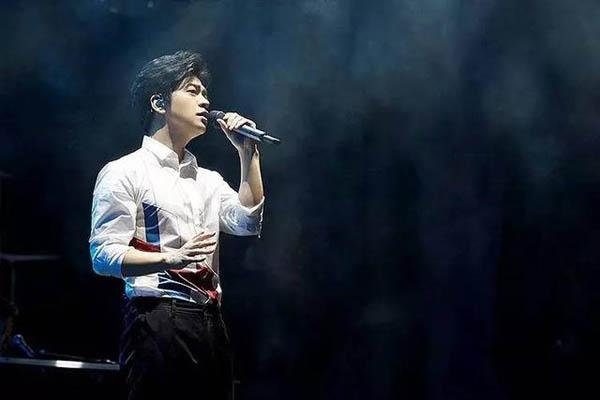 歌手李健的资产有多少钱?众人羡慕他豪华朋友圈还有孟小蓓