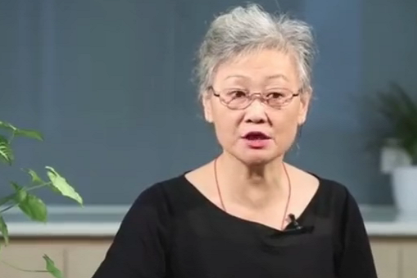 大妈狂发飙为小崔出气,怒怼冯小刚十问,骂的够