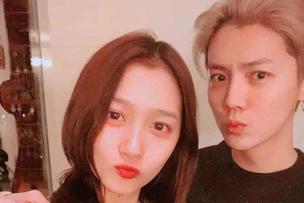 鹿晗视角下的关晓彤有多美?晒日本游玩素颜照,弯腰浅笑甜蜜至极图片