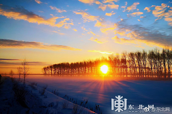 黑龙江一座小城现"红装素裹"冬日美景