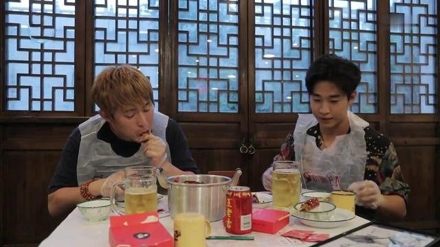 为了拍电影,henry三个月只吃了鸡胸肉和蔬菜,这一次他也放纵了一下