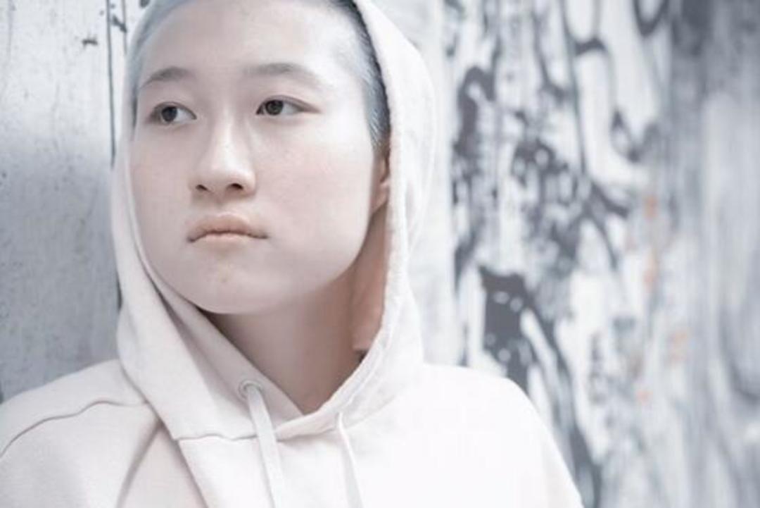 小龙女失踪半年后现身，一头白发处境凄惨向他人询问成龙