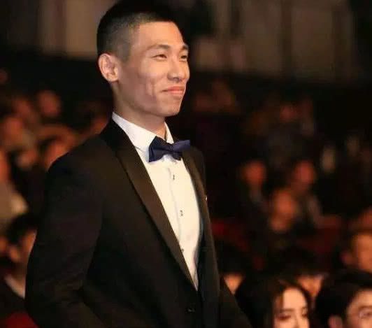 旭旭宝宝和斗鱼女主播小深深儿贴身合影,网友