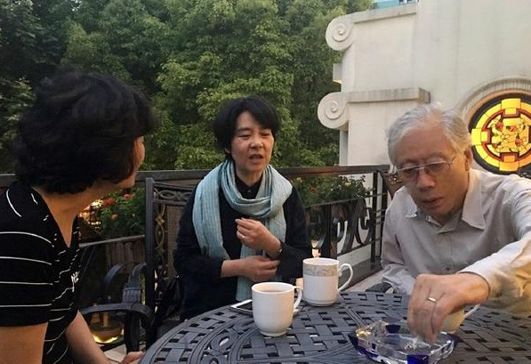 82岁焦晃近照曝光，女儿像孙子，老婆很年轻，片酬却仅有2万元