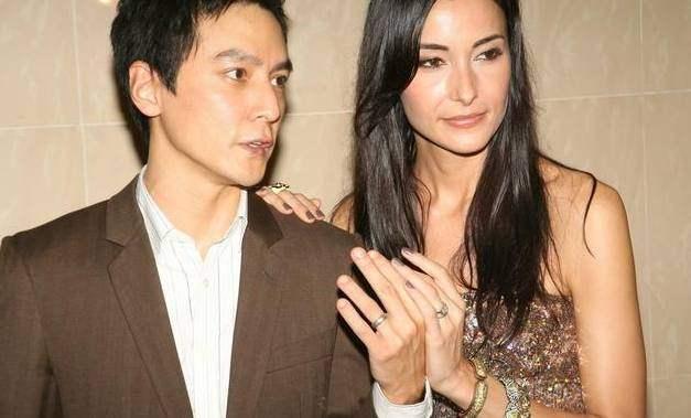 45岁吴彦祖和混血妻子近照，网友：越来越有夫妻相