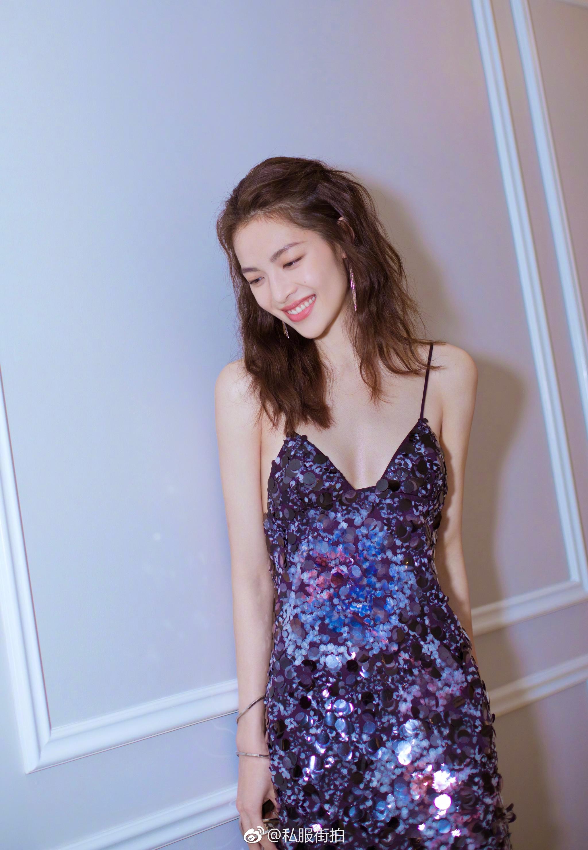 泰国最美变性人Poyd宝儿身着Ferragamo亮片吊带裙与钟楚曦撞衫