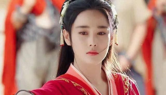 张馨予躺在脏水坑边磕瓜子,何捷截图发微博吐