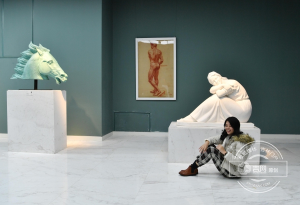 今天(12日)下午,是什么让海外大V们的脚步一慢