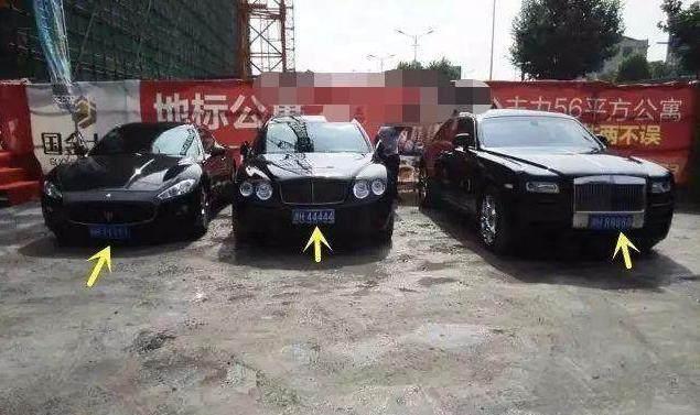 工地上停了3辆几百万豪车, 看完这3个车牌号后, 工人们都想砸车!