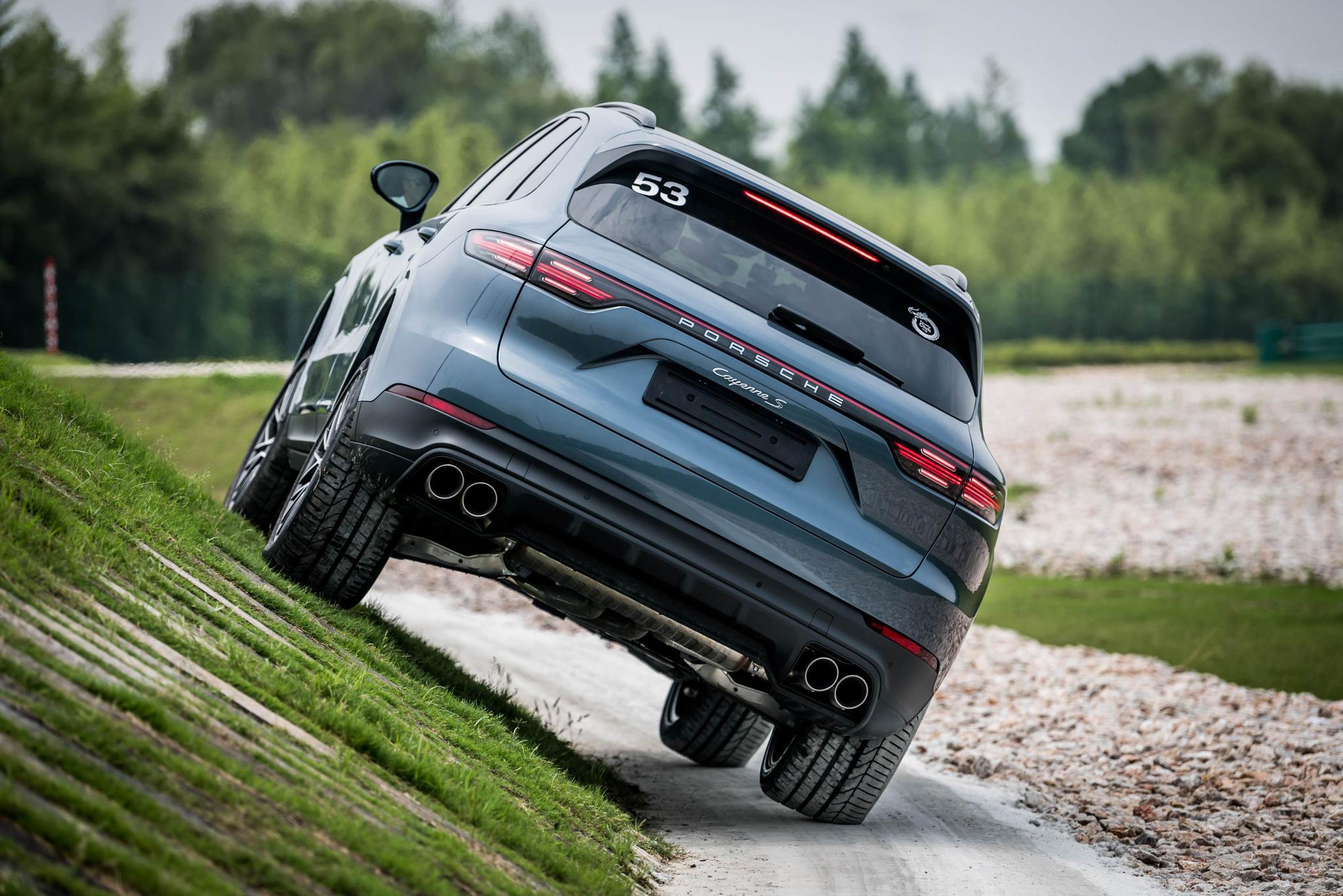 超跑销量平平，原来是这款超豪华SUV的“锅”？