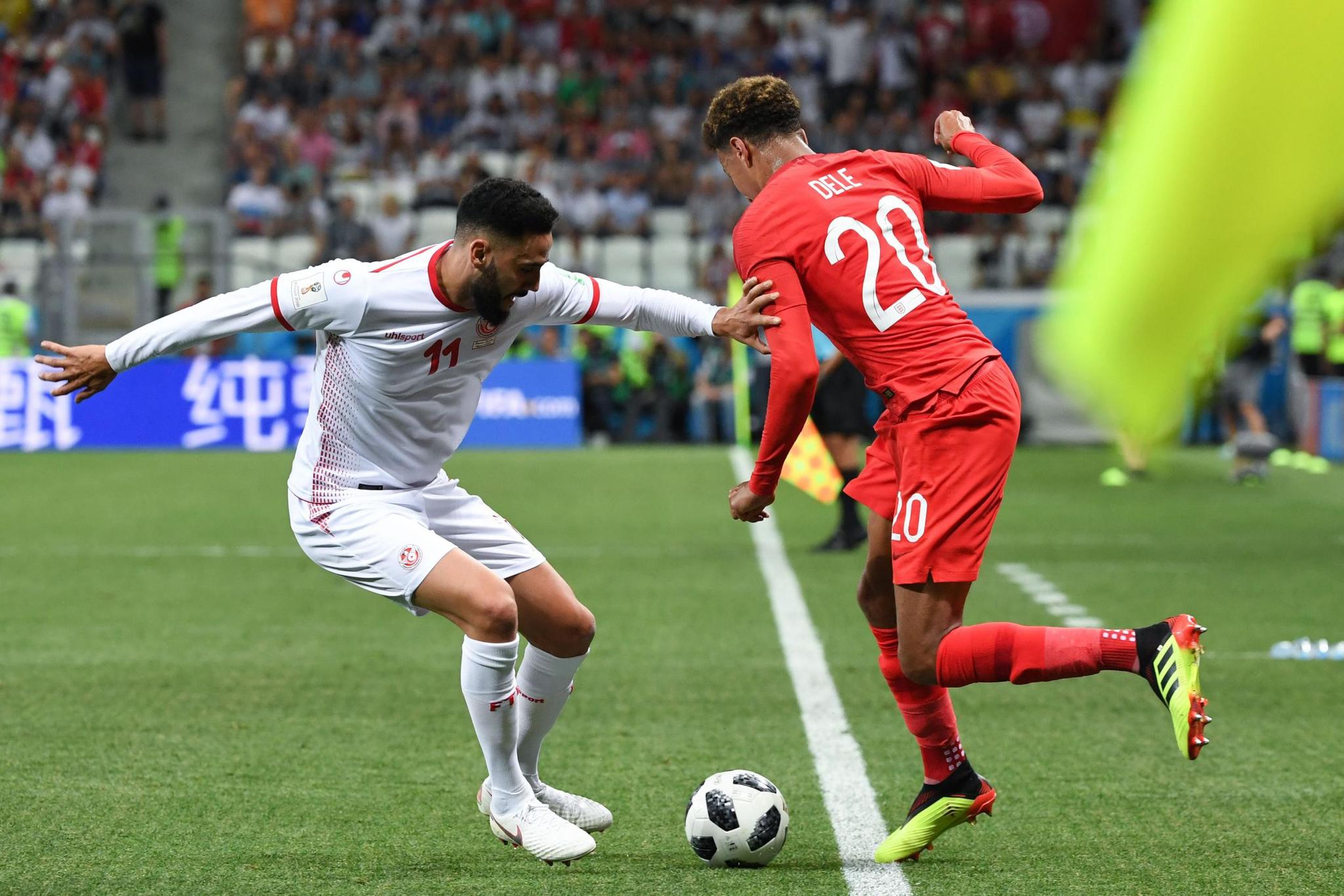 对阵突尼斯英格兰为什么多次从右路突破?突尼