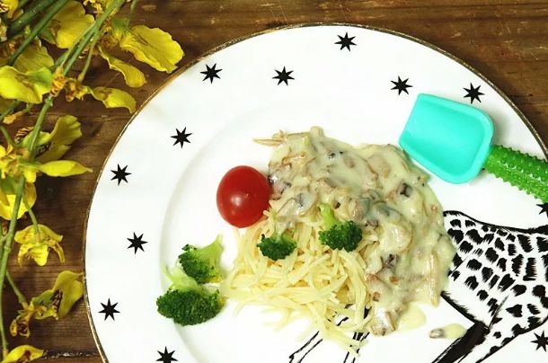 积食的宝宝会表现出:发烧、咳嗽、恶心、呕吐