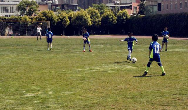 昆明少儿足球训练日志(三)交叉传接球 拉开跑位