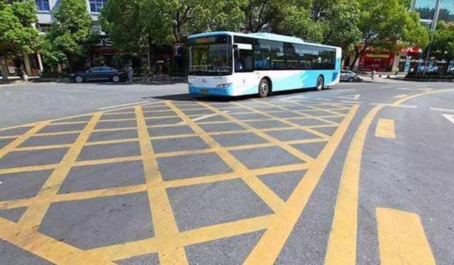 看不懂这个标志,临时停车打双闪也得被罚钱!