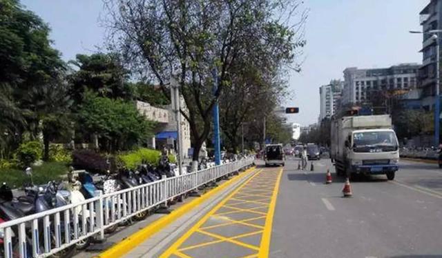 看不懂这个标志,临时停车打双闪也得被罚钱!