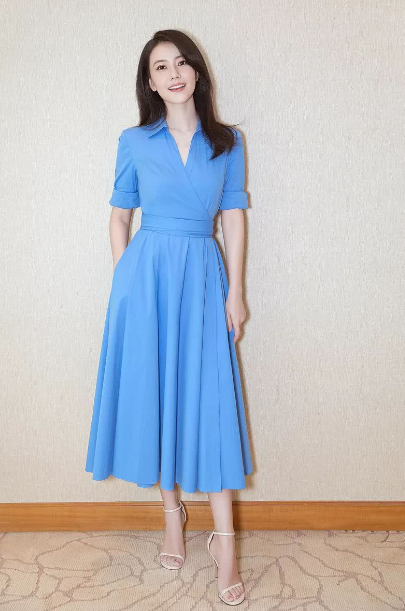 蓝色连衣裙搭配白色高跟鞋,让高圆圆显得温柔