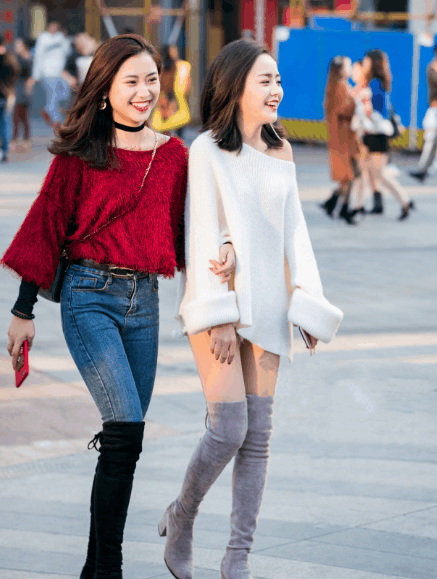 街拍: 闺蜜一起逛街, 成为路上的焦点