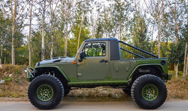 大切SRT8劳您驾！能把路先让开一下吗