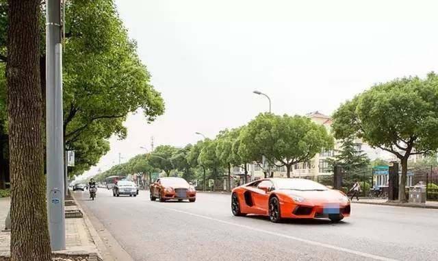 大叔开800万超跑接考生, 看到考生那一刻, 比超跑还养眼!