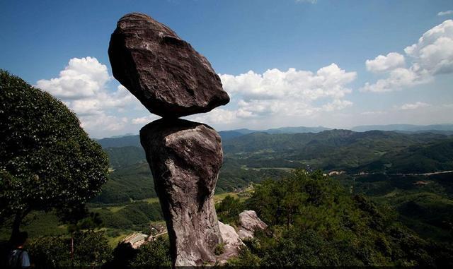两块石头组成的著名风景区,看一眼都需要勇气,害怕石头掉下来