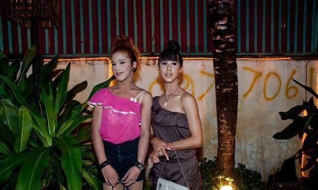 柬埔寨女人白天干活, 晚上做兼职男人们却心