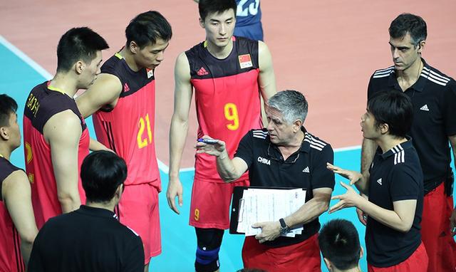 中国男排主帅:积分排名不理想 但对球员的表现