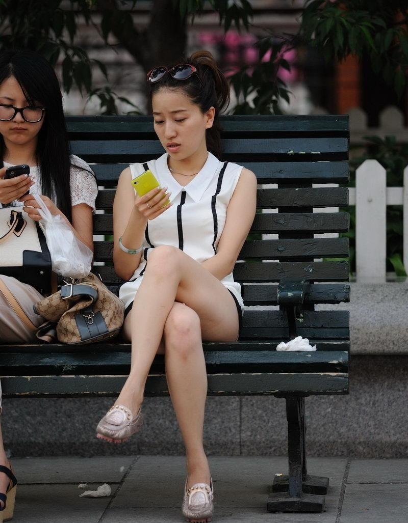 路人街拍, 橙黄美胸惹人醉, 美女丰硕肥臀好霸气