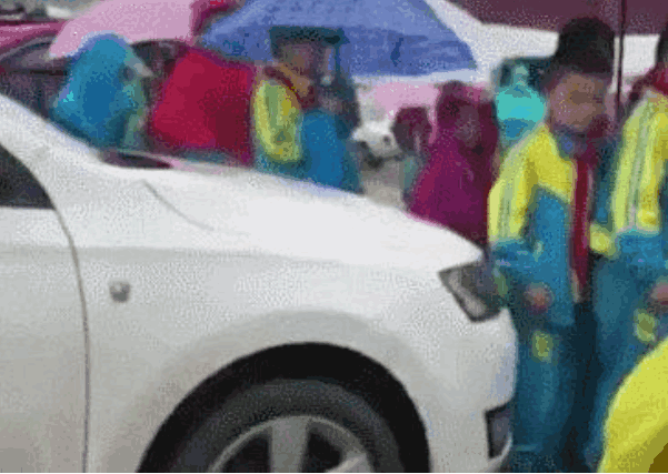 女司机校门口驾车顶着小学生大腿蹭出一条路 