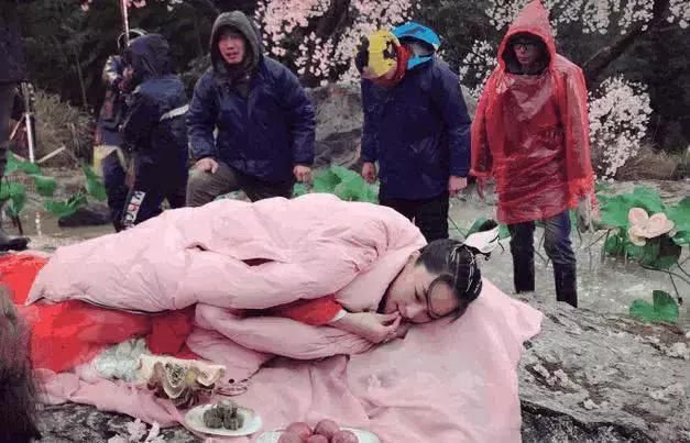 张馨予躺在脏水坑边磕瓜子,何捷截图发微博吐