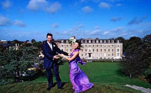 同为央视美女主持!相差7岁富商男友都已去世,