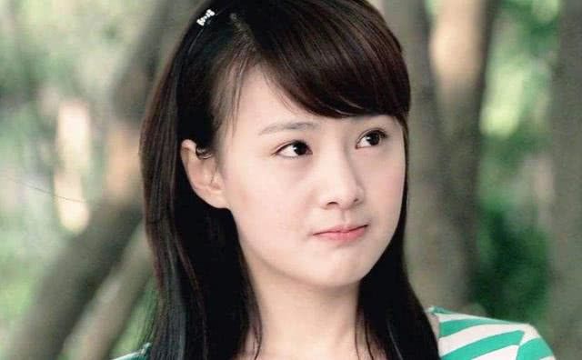 盘点美女明星的20岁,郑爽清纯婴儿肥,她的眼睛里有星星