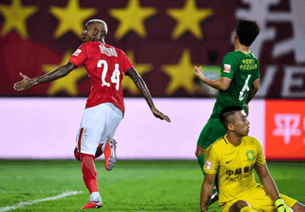 恒大击败国安球迷冲突后续,场外恒大球迷引国