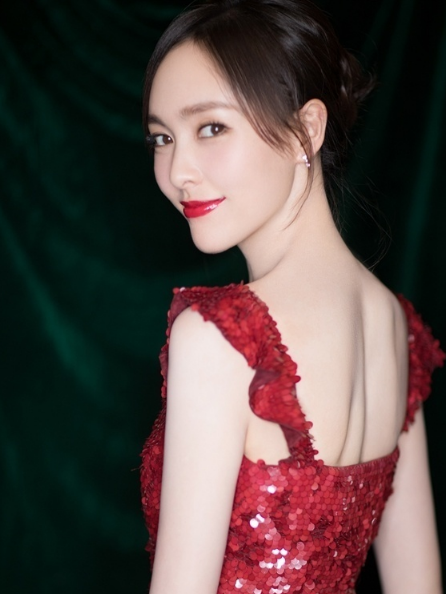 唐嫣红裙造型美艳动人闪亮性感出席盛典
