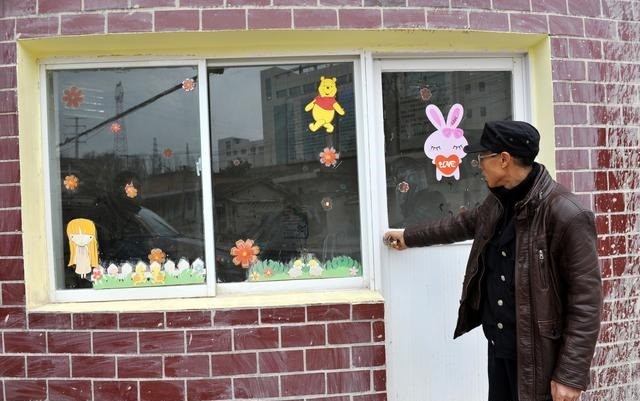 物业保安工资不到2000，很多老年人抢着做，三点不为人知的原因！