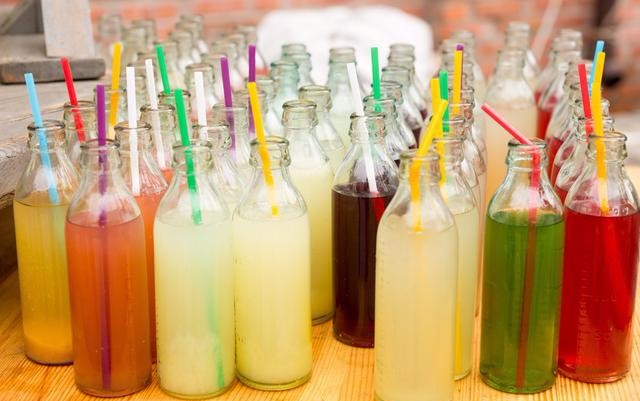 老哥生意转型去开饮料厂 虽然赚钱 他却选择了