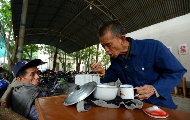 物业保安工资不到2000，很多老年人抢着做，三点不为人知的原因！