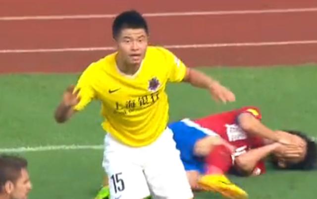 中国足球又出暴力犯规,伸腿猛踹对手腹部只拿