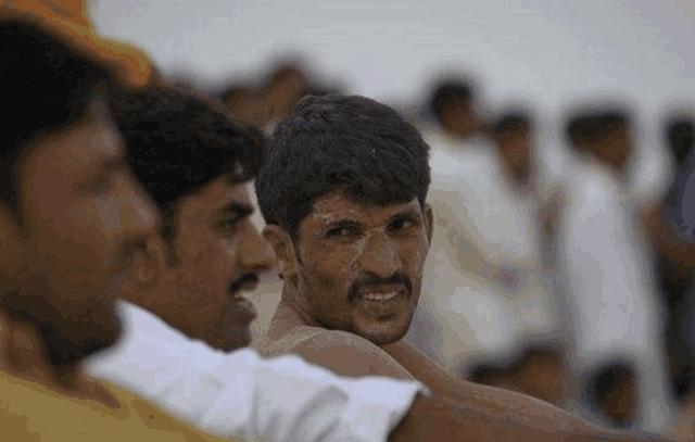 揭秘迪拜奢华背后,贫富差距极大,民工艰难生活