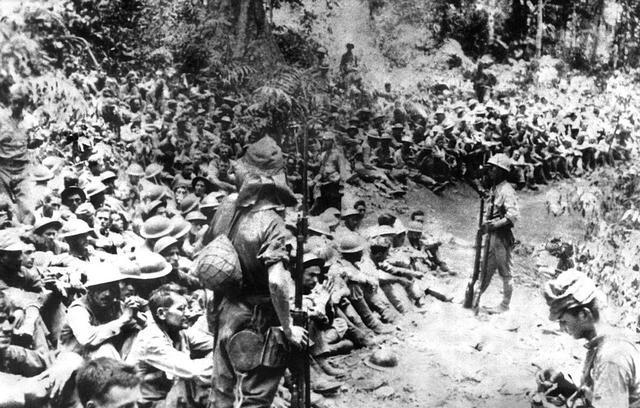 1942年日本攻占菲律宾, 美军士兵列队向日军投降